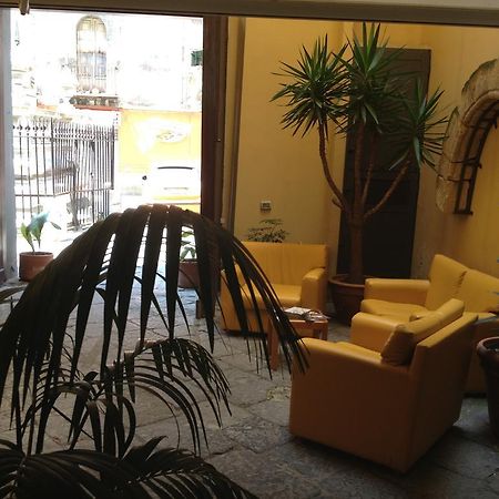 Caravaggio Hotel Наполи Екстериор снимка