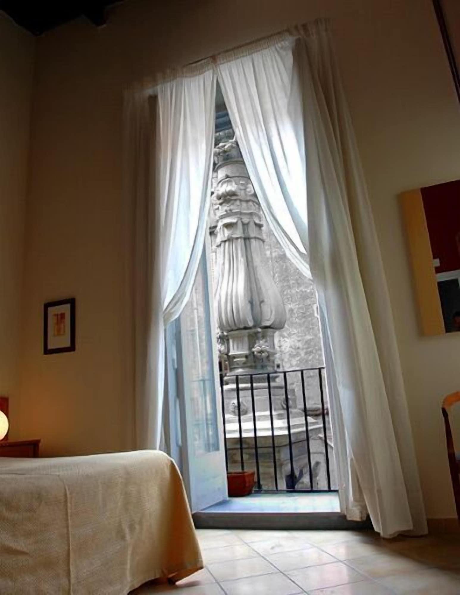 Caravaggio Hotel Наполи Екстериор снимка