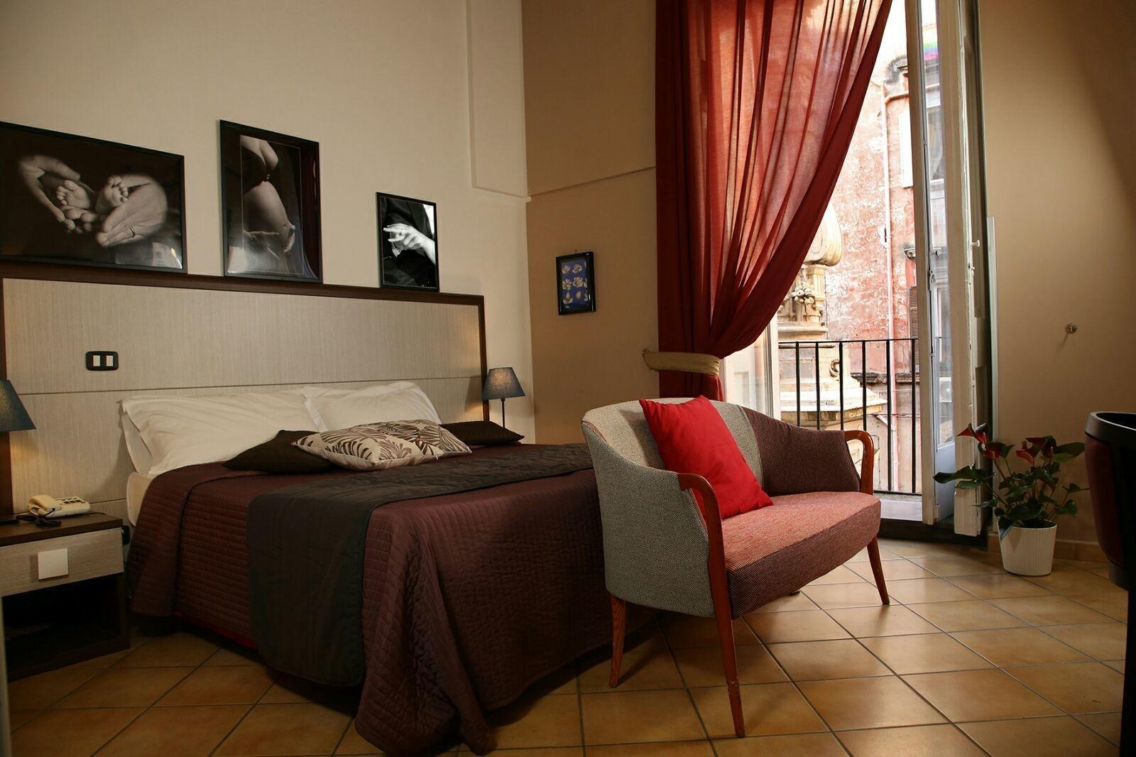 Caravaggio Hotel Наполи Екстериор снимка
