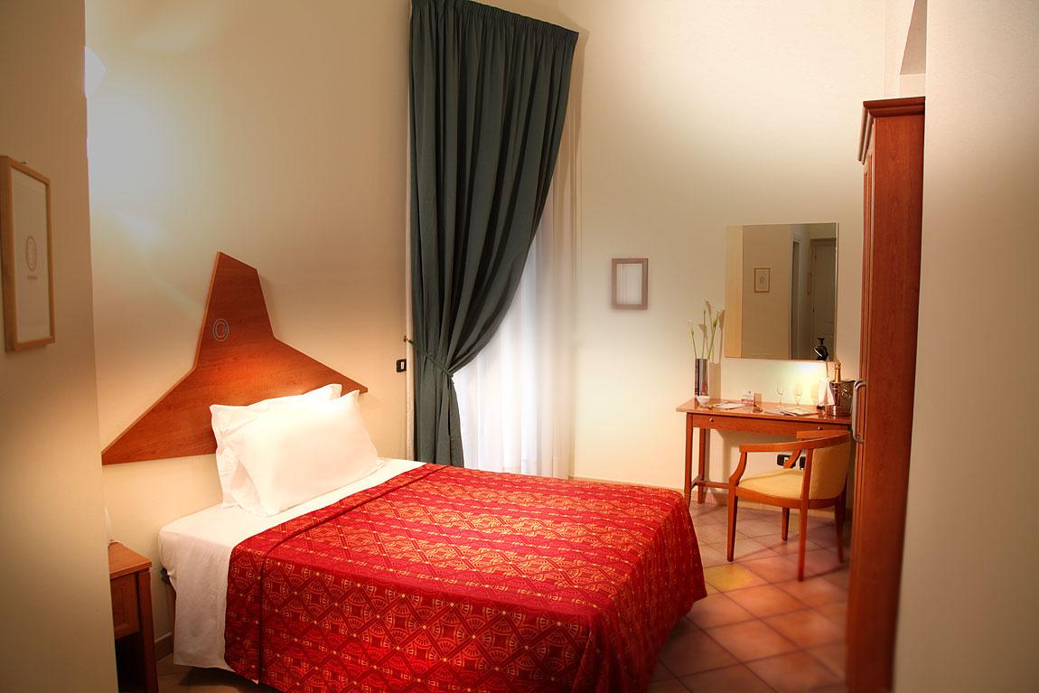 Caravaggio Hotel Наполи Екстериор снимка