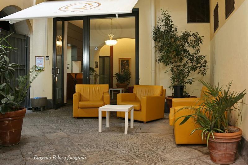Caravaggio Hotel Наполи Екстериор снимка
