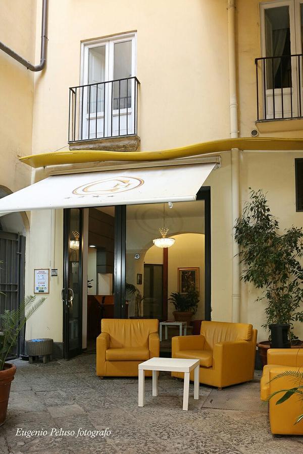 Caravaggio Hotel Наполи Екстериор снимка