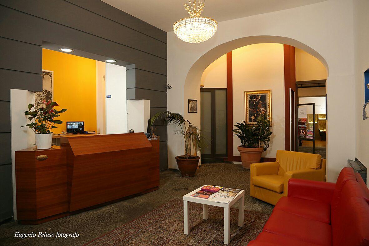 Caravaggio Hotel Наполи Екстериор снимка