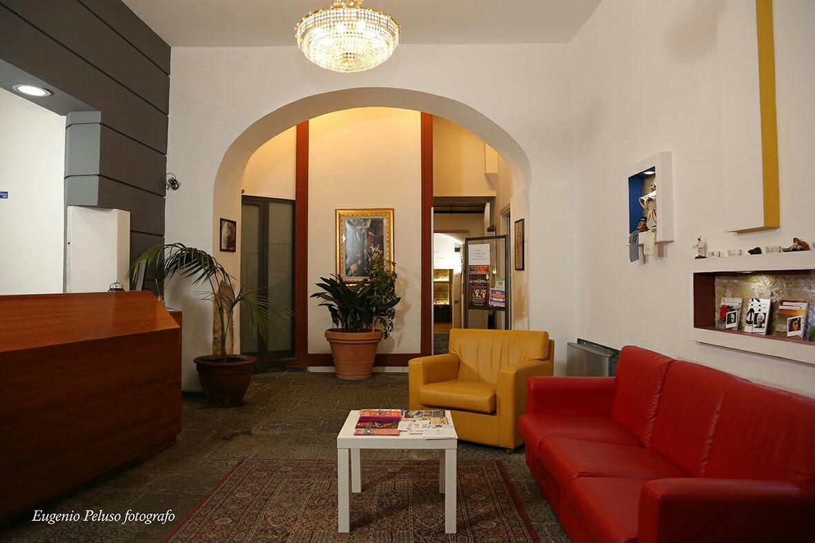 Caravaggio Hotel Наполи Екстериор снимка