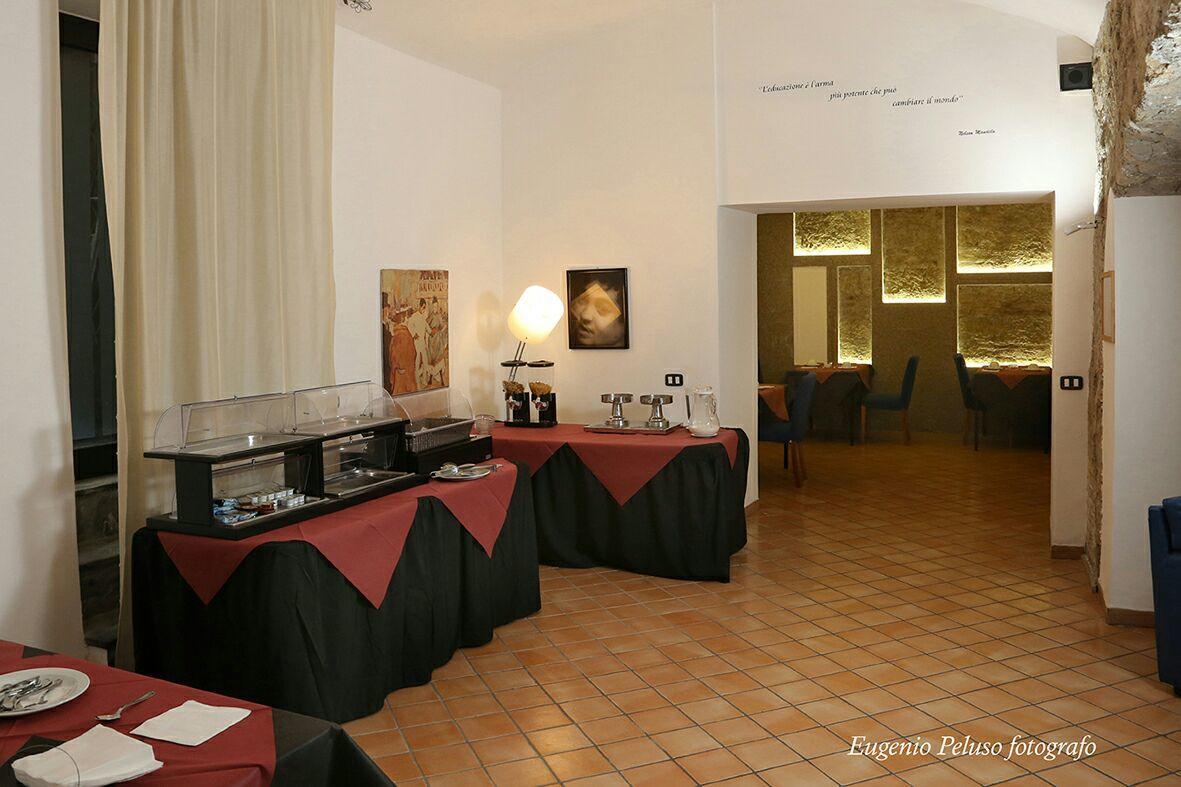 Caravaggio Hotel Наполи Екстериор снимка