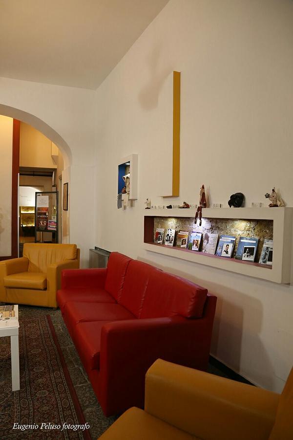 Caravaggio Hotel Наполи Екстериор снимка