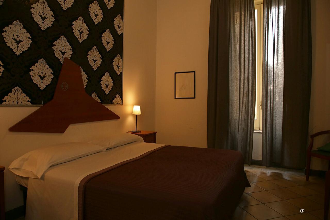 Caravaggio Hotel Наполи Екстериор снимка