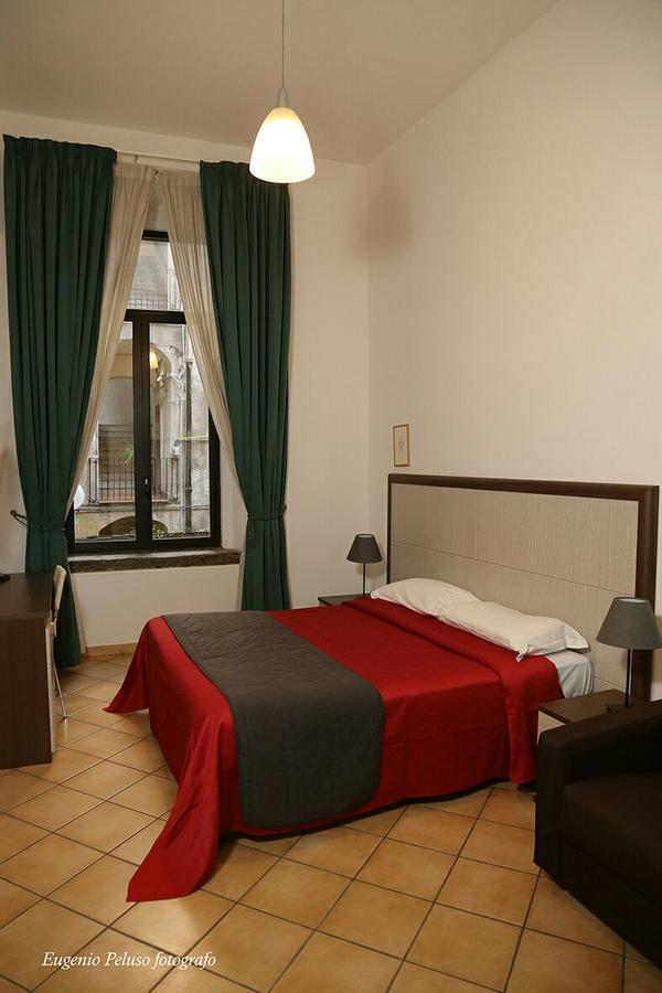 Caravaggio Hotel Наполи Екстериор снимка