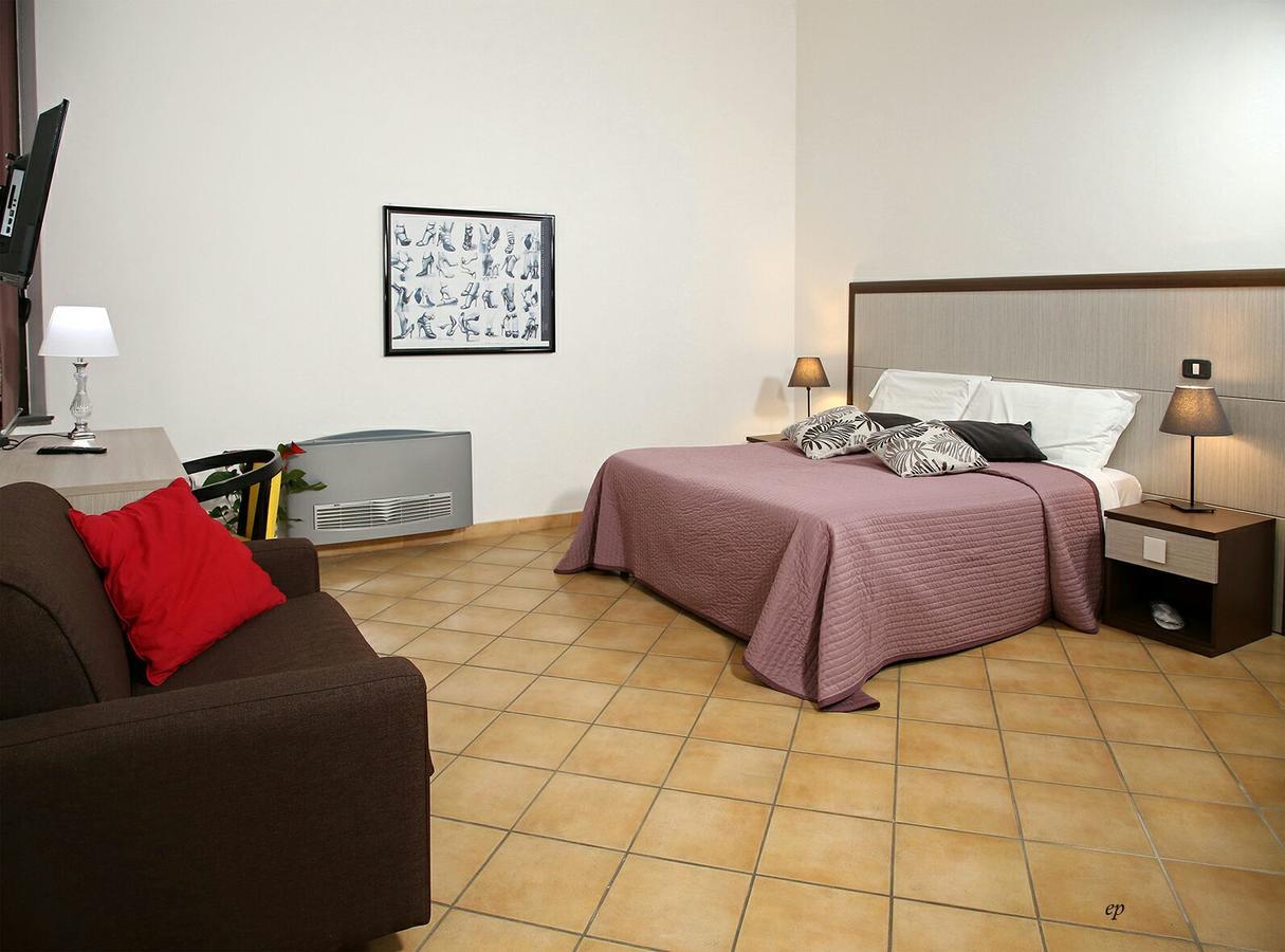 Caravaggio Hotel Наполи Екстериор снимка