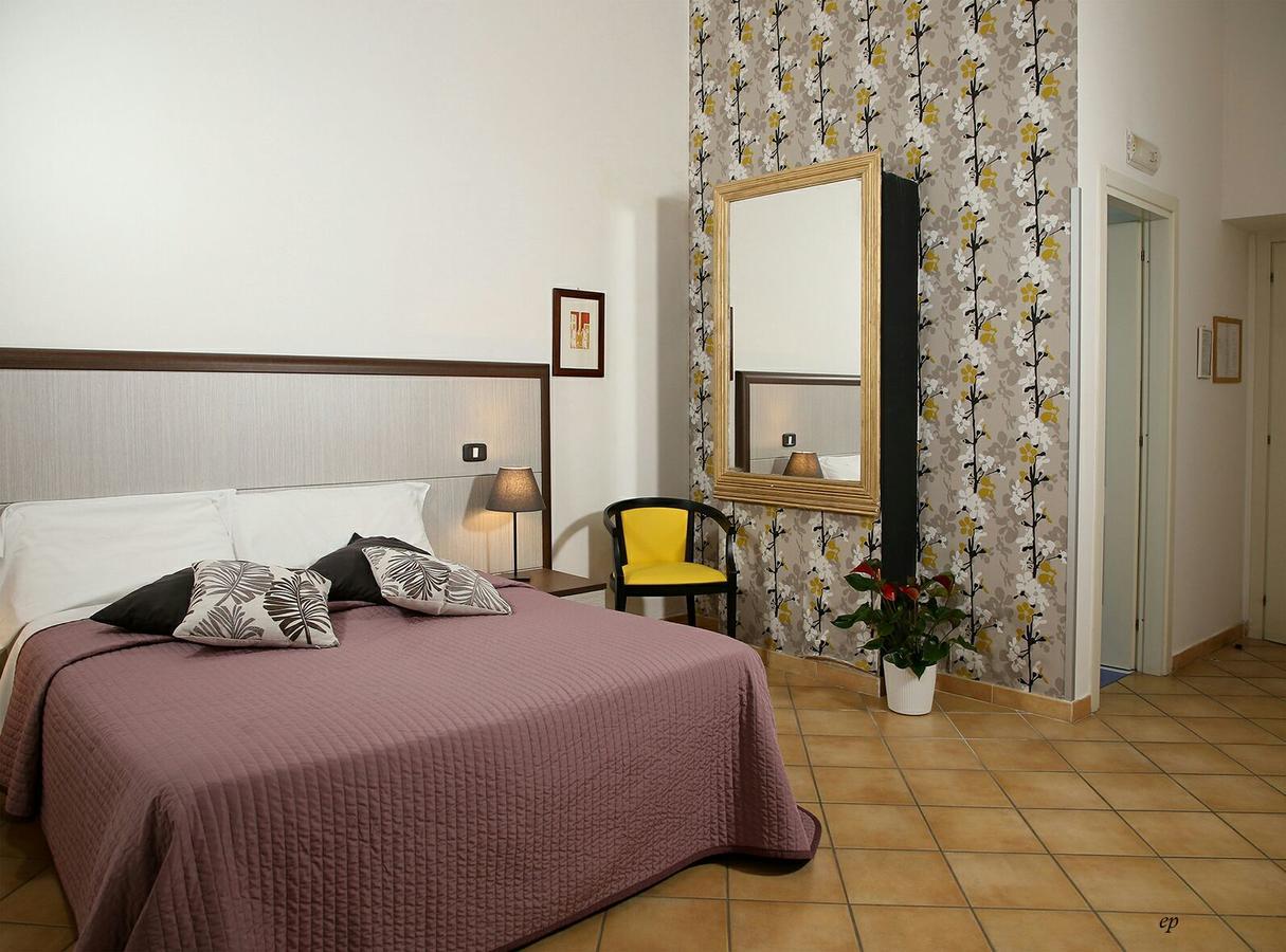 Caravaggio Hotel Наполи Екстериор снимка