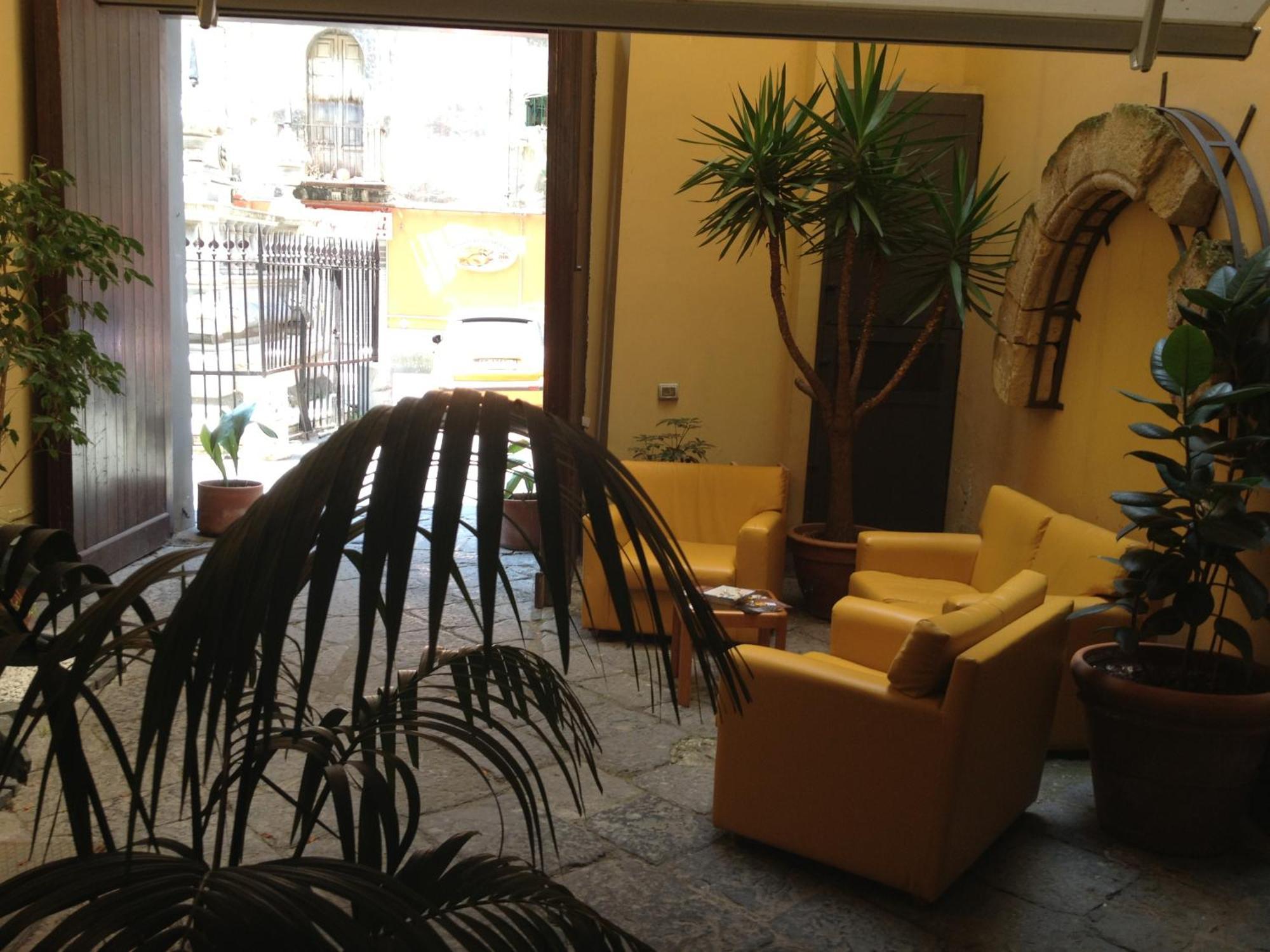 Caravaggio Hotel Наполи Екстериор снимка